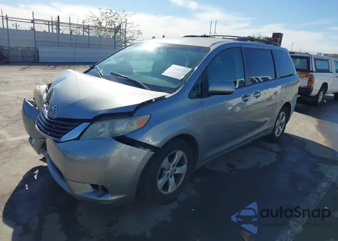 2011 Toyota Sienna Le V6 z USA, uszkodzony, nr VIN 5TDKK3DC8BS132349